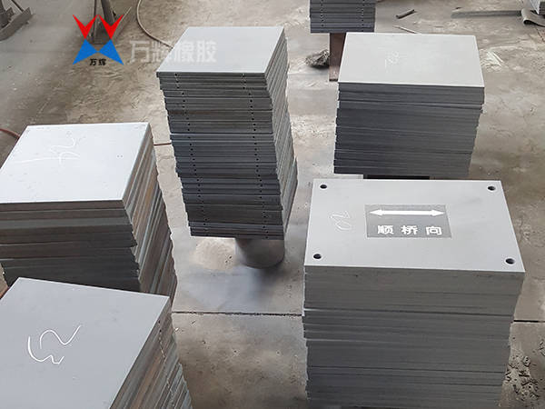 滑板支座梁底钢板