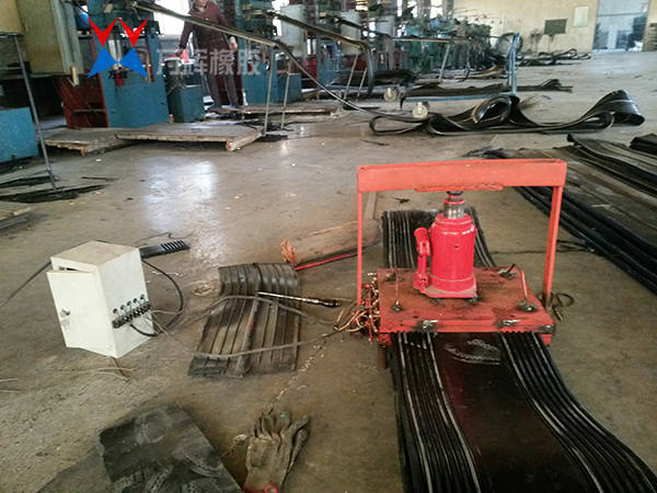 硫化中的橡胶接头