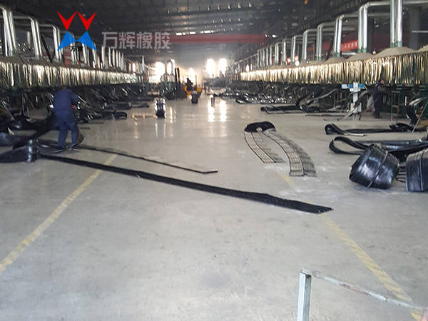 止水带批量生产大车间